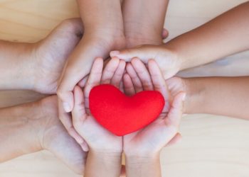 TCL motiva a cuidar seres queridos en el mes del amor y la amistad