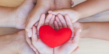 TCL motiva a cuidar seres queridos en el mes del amor y la amistad