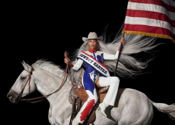 Beyoncé junto a la portada de su nuevo álbum: «No me sentía bienvenida» en el género country