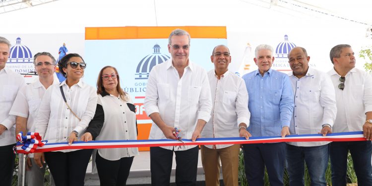 Presidente Abinader deja inaugurado en Santiago la rehabilitación de carretera Navarrete-Montecristi