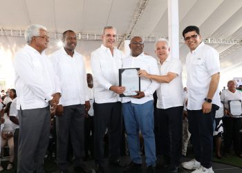Presidente Abinader entrega 1,130 títulos más en El Tamarindo, Santo Domingo Este, ya son 5,381 los entregados en este sector