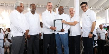 Presidente Abinader entrega 1,130 títulos más en El Tamarindo, Santo Domingo Este, ya son 5,381 los entregados en este sector