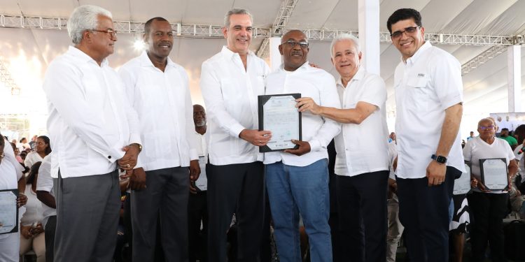 Presidente Abinader entrega 1,130 títulos más en El Tamarindo, Santo Domingo Este, ya son 5,381 los entregados en este sector