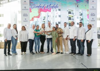 Abinader inaugura tres centros educativos y un puente en Monte Plata y SDN; entrega 236 apartamentos en Ciudad Modelo