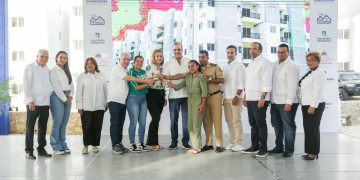 Abinader inaugura tres centros educativos y un puente en Monte Plata y SDN; entrega 236 apartamentos en Ciudad Modelo
