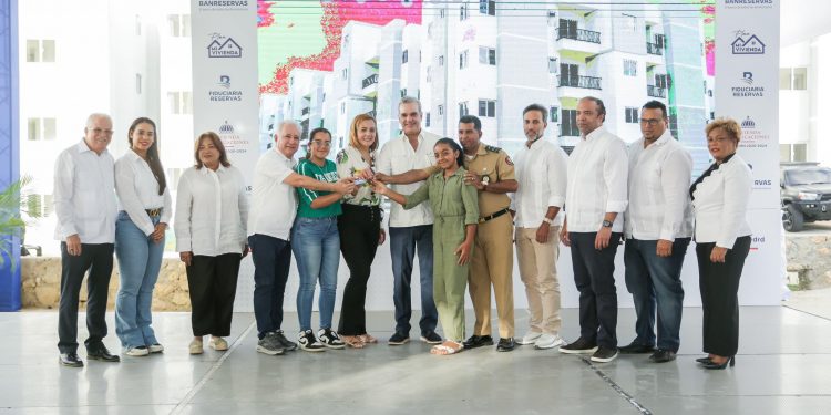 Abinader inaugura tres centros educativos y un puente en Monte Plata y SDN; entrega 236 apartamentos en Ciudad Modelo