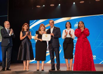 Antonia Antón de Hernández recibe Medalla al Mérito de la Mujer Dominicana