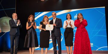 Antonia Antón de Hernández recibe Medalla al Mérito de la Mujer Dominicana