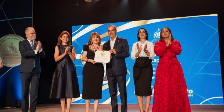 Antonia Antón de Hernández recibe Medalla al Mérito de la Mujer Dominicana