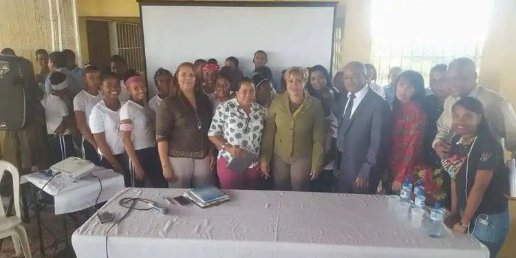 Diputada Ana María Peña deplora malas condiciones de la Escuela Hermanas Mirabal, en el Café de Herrera, SDO
