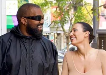 Bianca Censori, la esposa de Kanye West, volvió a lucir semidesnuda en las calles de Los Ángeles