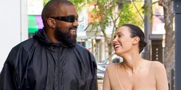 Bianca Censori, la esposa de Kanye West, volvió a lucir semidesnuda en las calles de Los Ángeles