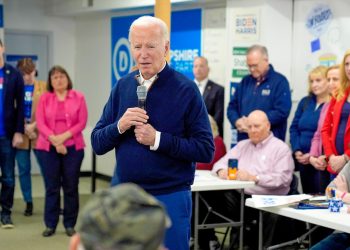 Biden pregunta a su equipo si le permiten hablar con la prensa y finalizan el evento