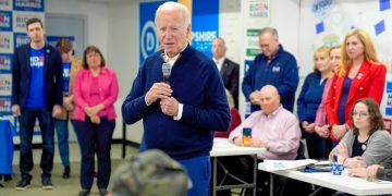Biden pregunta a su equipo si le permiten hablar con la prensa y finalizan el evento