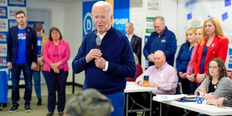 Biden pregunta a su equipo si le permiten hablar con la prensa y finalizan el evento