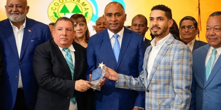COOPNAMA reconoce al diputado y aspirante a senador por Peravia profesor Julito Fulcar