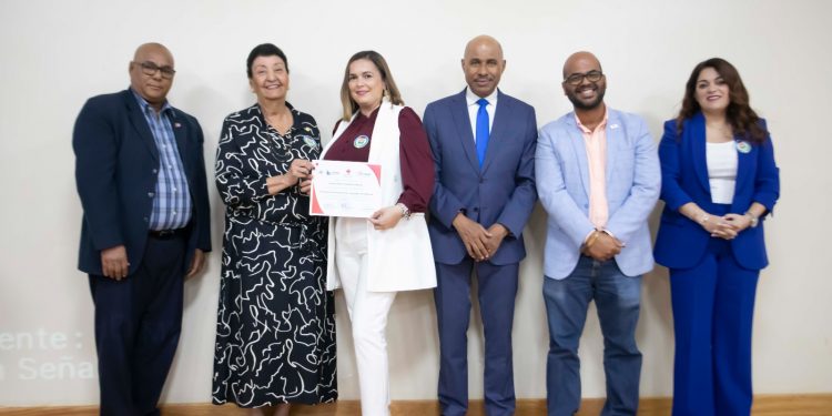Cruz Roja Dominicana e INAFOCAM entregan certificados a 480 colaboradoras y colaboradores del INAIPI en Primeros Auxilios Pediátricos