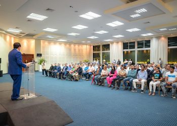 Candidato a senador promete garantizar recursos universitarios a estudiantes de Santiago