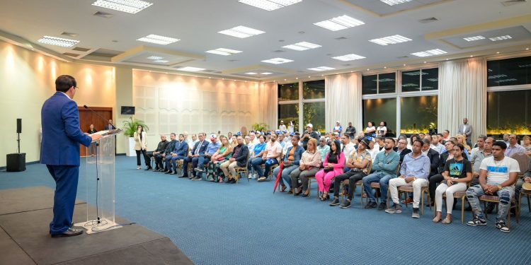 Candidato a senador promete garantizar recursos universitarios a estudiantes de Santiago