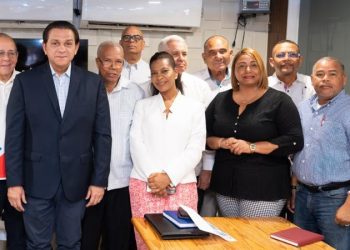 Candidato a senador del PRM Daniel Rivera recibe apoyo de líderes cristianos de Santiago