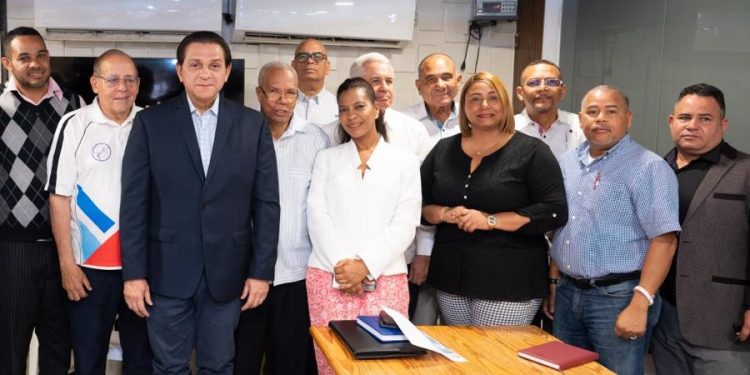 Candidato a senador del PRM Daniel Rivera recibe apoyo de líderes cristianos de Santiago