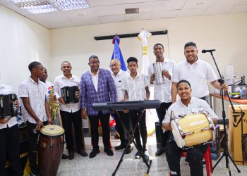 Gobierno entrega instrumentos a escuela de música típica en Santo Domingo Oeste