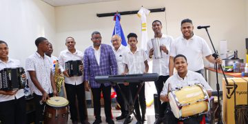 Gobierno entrega instrumentos a escuela de música típica en Santo Domingo Oeste