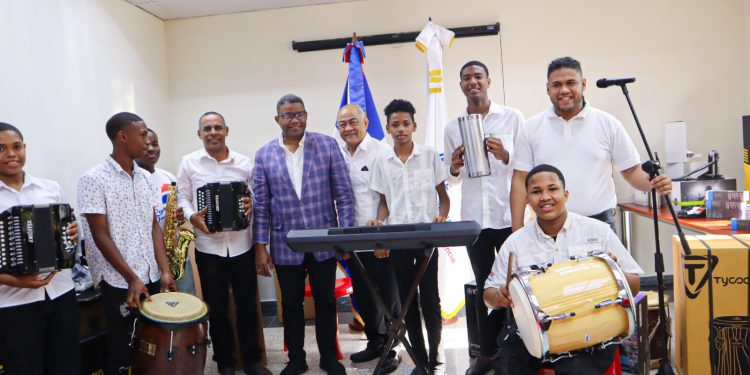 Gobierno entrega instrumentos a escuela de música típica en Santo Domingo Oeste