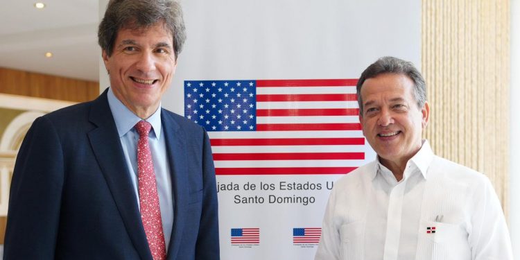 Bisonó destaca en encuentro con Subsecretario de Estado avances de la industria médico-farmacéutica en RD