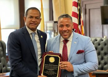 Julio César Valentín es honrado «hijo adoptivo» de la ciudad de Paterson en Estados Unidos