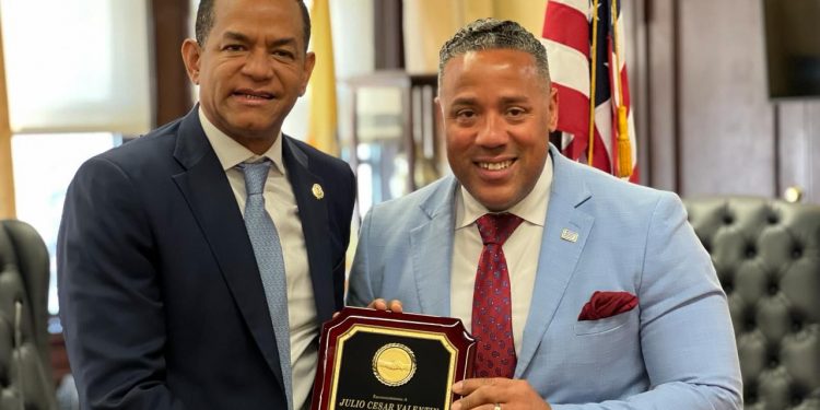 Julio César Valentín es honrado «hijo adoptivo» de la ciudad de Paterson en Estados Unidos
