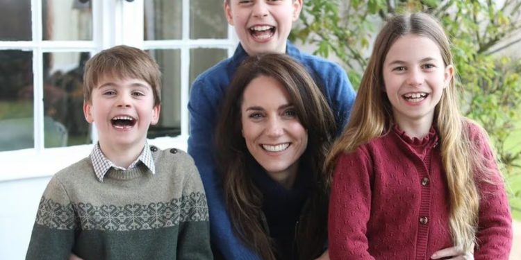 Kate Middleton pide disculpas por la manipulación de su fotografía y admite que la retocó ella