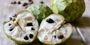 La fruta tropical que es una fuente de vitamina C y que tiene más fibra que el kiwi