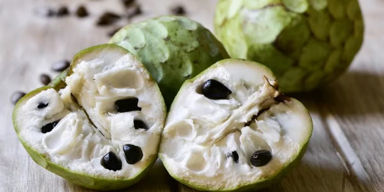 La fruta tropical que es una fuente de vitamina C y que tiene más fibra que el kiwi
