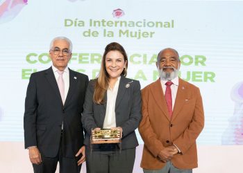 ETED impulsa la participación de la mujer en posiciones de poder; alcaldesa Carolina Mejía ofrece conferencia en acto a la mujer