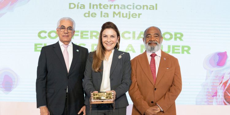 ETED impulsa la participación de la mujer en posiciones de poder; alcaldesa Carolina Mejía ofrece conferencia en acto a la mujer