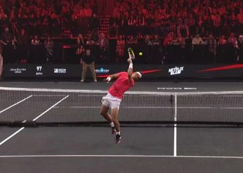 Espectacular punto sin mirar de Nadal ante Alcaraz en el Slam de Netflix: Las Vegas se rinde a sus pies
