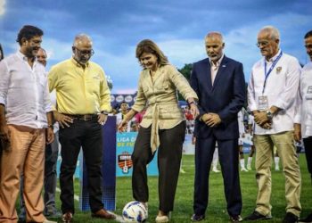 Vicepresidente Raquel Peña da el puntapié de honor en fútbol