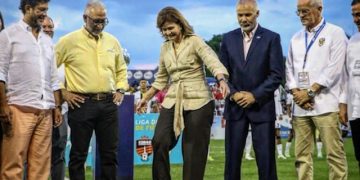 Vicepresidente Raquel Peña da el puntapié de honor en fútbol
