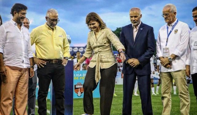 Vicepresidente Raquel Peña da el puntapié de honor en fútbol
