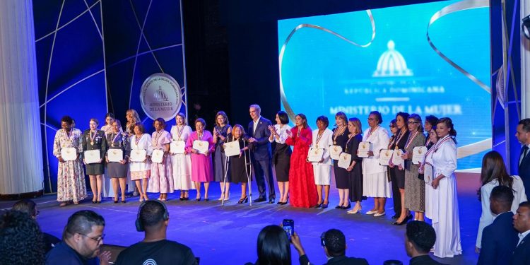 Raquel Quezada galardonada con la Medalla al Mérito de la Mujer Dominicana 2024