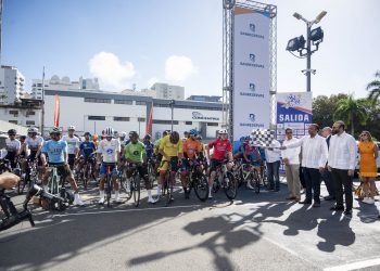 Samuel Pereyra da el banderazo de salida de la Vuelta Ciclística