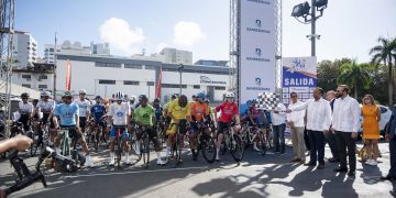 Samuel Pereyra da el banderazo de salida de la Vuelta Ciclística