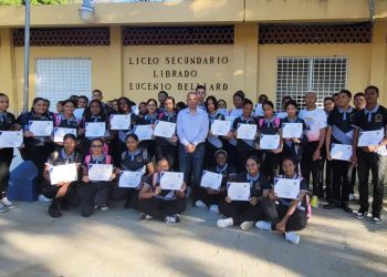 Santiago Rodríguez Corre entrega certificados a colaboradores