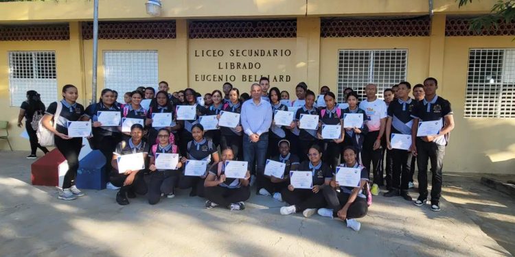 Santiago Rodríguez Corre entrega certificados a colaboradores