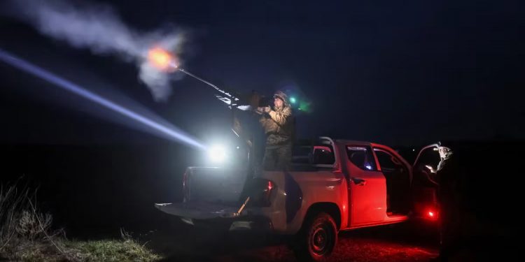 Bombardeos rusos en Ucrania dañaron tres centrales térmicas y forzaron cortes de luz en varias regiones del país