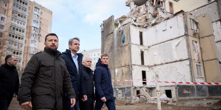 Un proyectil ruso cae a 150 metros de Zelenski y Mitsotakis durante la visita del primer ministro griego a Odesa