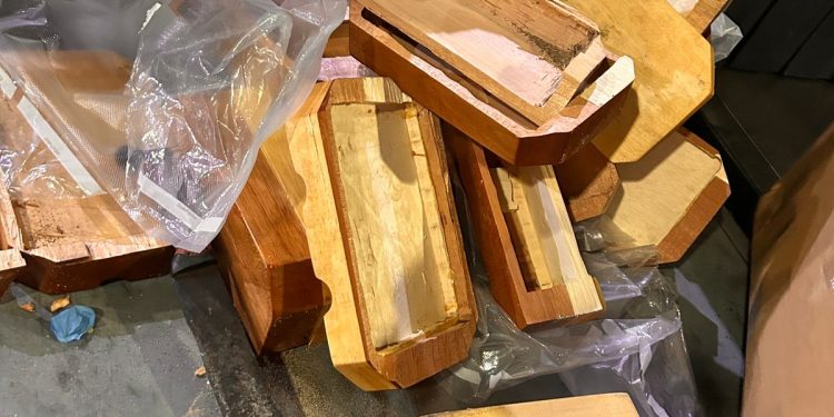 Ocupan casi una tonelada presumiblemente cocaína y apresan tres hombres en Peravia