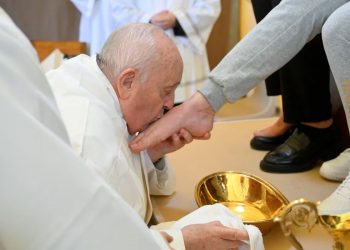 Con buen ánimo, el papa Francisco celebró el Jueves Santo y les lavó los pies a 12 presas