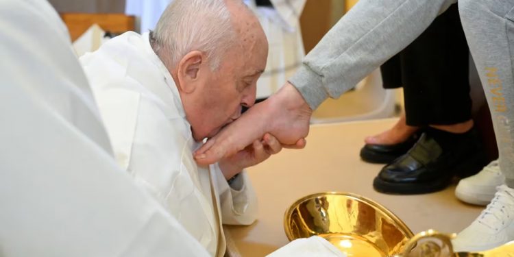 Con buen ánimo, el papa Francisco celebró el Jueves Santo y les lavó los pies a 12 presas